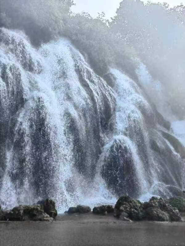 春节前夕,6岁警娃冰天雪地中徒步数公里陪父亲巡边,用稚嫩小手为界碑描红