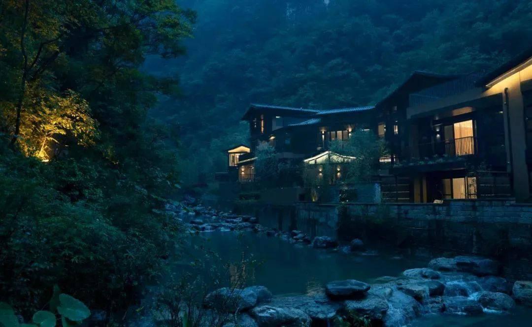 逃离阴暗的房屋