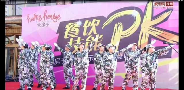 52岁朱丽倩到佛堂吃斋饭,不介意隔夜饭菜,喜欢打包带回家享用!