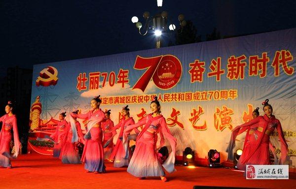 程晓玥晒女儿近照，胖豆熟睡后满头大汗，刚出国就生病惹人心疼