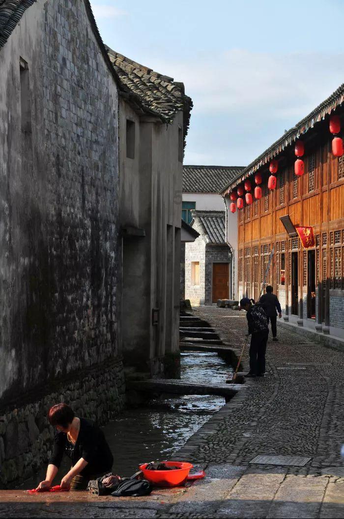 中国最早的乒乓球服装的标志是什么？